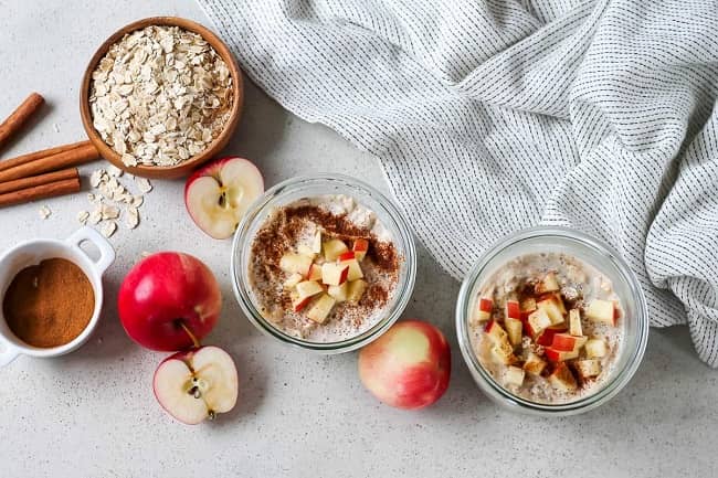 HOW TO MAKE OVERNIGHT OATS WITH APPLE PIE 