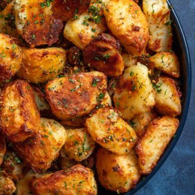 Crispy Garlic Roasted Potatoes 