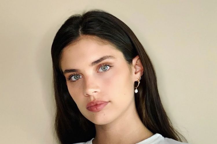 Who is Sara Sampaio? Family, Partner, Biography