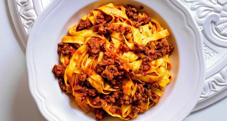 The classic spaghetti bolognese: how people cook it wrongly? - Sugar Zam